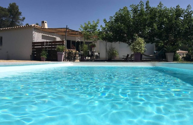 Villa contemporánea con piscina