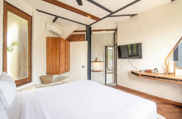 Luxurious 1-BR Loft with Art Deco Flair Shared Pool