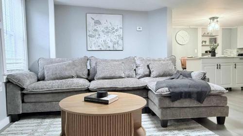 Contemporary Apartment- Prime Location to MBTA