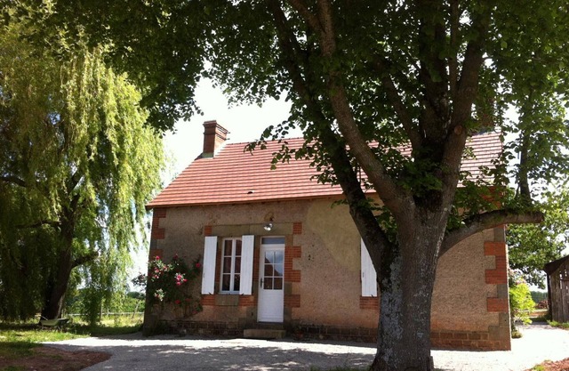 Casa renovada con jardín, acepta mascotas, aire acondicionado, aparcamiento