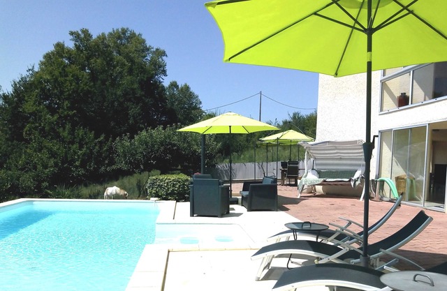 Amplio apartamento contemporáneo junto a la piscina, PISCINA PRIVADA, jardín cerrado