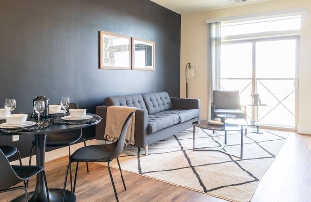 800 Carlyle - 505 · Contemporary Monochromatic 2BR in D/T Alexandria