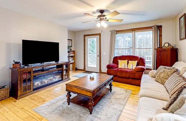 Contemporary ranch with birch wood flooring, grill, & jetted tub - near skiing