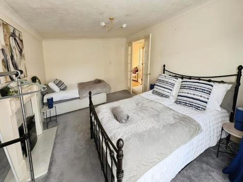 Contractor Friendly House - Sleeps upto 8