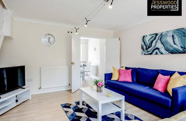 Dunraven Spacious 3 Bedroom 2 Bathroom House with garden