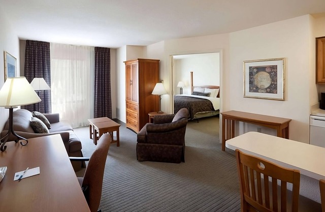 Convenient Accommodation w/ Fully-equipped Kitchen! A 7-minute drive to UTSA!