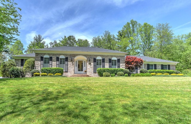 Amplia casa de 3 habitaciones y 2 baños con amplio patio con privacidad.