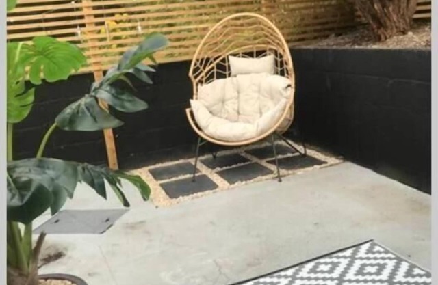 Convenient location overlooking the park.10 mins walk to town