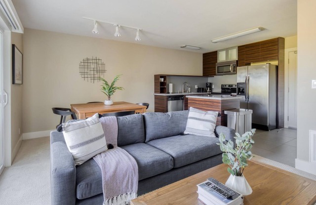 Convenient, Pet-Friendly 1BR in San Mateo w/ Pool