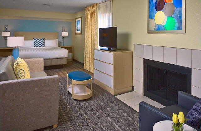 Convenient Stay in Westlake! Kitchen, Free Parking, Pets Allowed, Onsite Pool