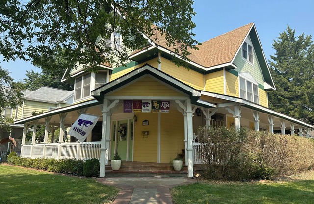 Convenient Victorian suite near City Park, Aggieville, Campus & Downtown.