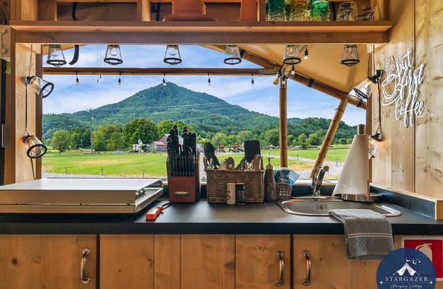 Conveniently near GSMNP|Heat|AC|WiFi located next to restaurant & shops