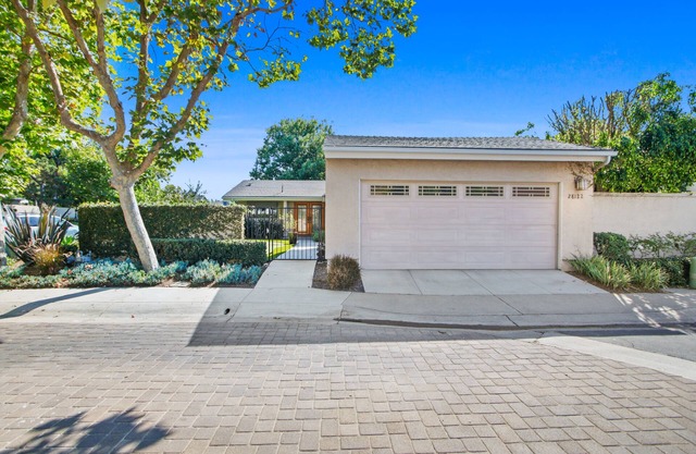 ¡Hogar fresco y sofisticado de un solo nivel! Con piscina!