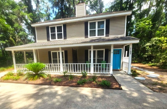Cool Coastal Cottage - 2 miles from Parris Island - 1 mile From Sands Beach!