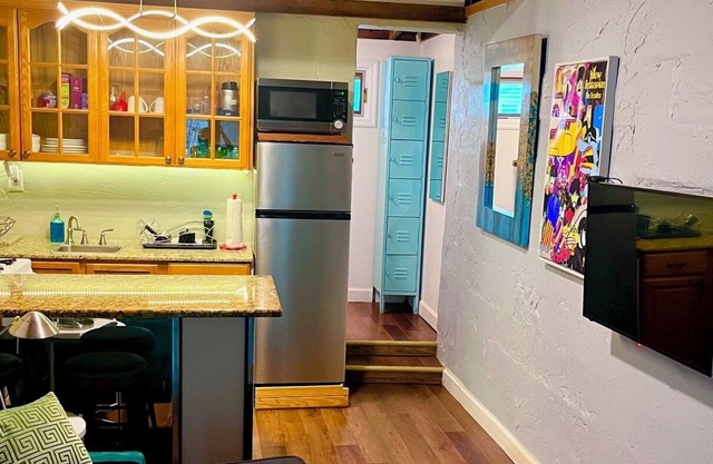 Cool villa with AC in sunny Tampa,private fenced yard,minutes to the beach, city