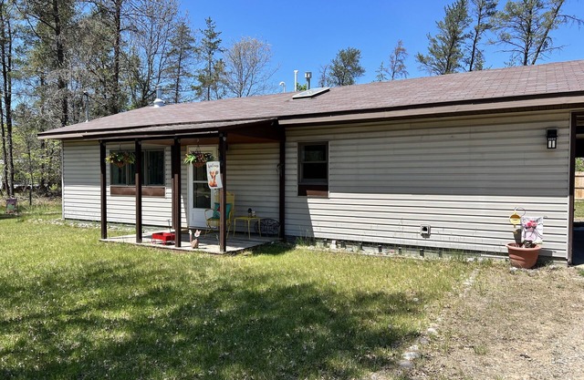 Copper Fox Cottage is cozy and welcoming, near trails and Manistee River.