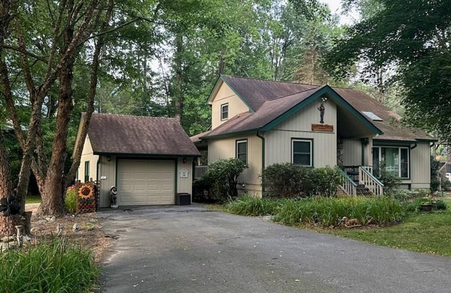 Copper Lady Cottage - Creekside 3 BR, 2BA, Hot Tub, Firepit