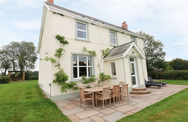 COPYBUSH COTTAGE, pet friendly, luxury holiday cottage in Lawrenny
