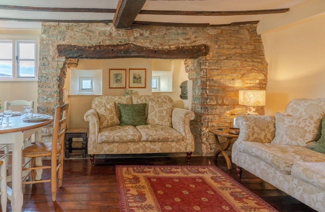 Corner Cottage - sleeps 4 guests in 2 bedrooms