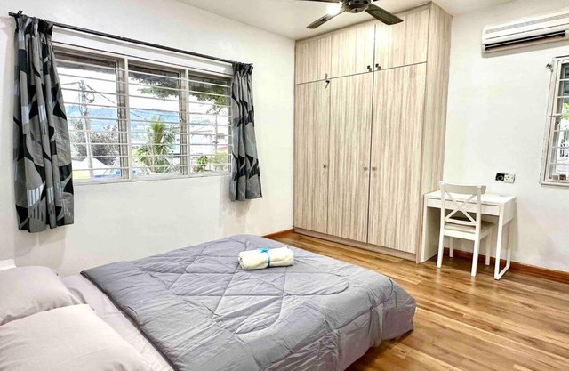 Corner Homestay with Garden and Private Parking