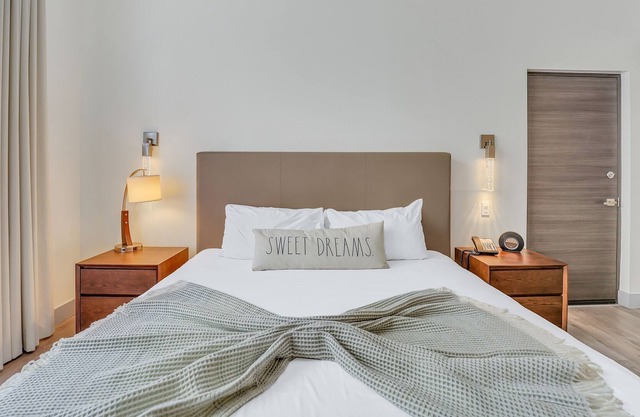 Costa Hollywood Beachfront Resort / Skypool & Hot Tub