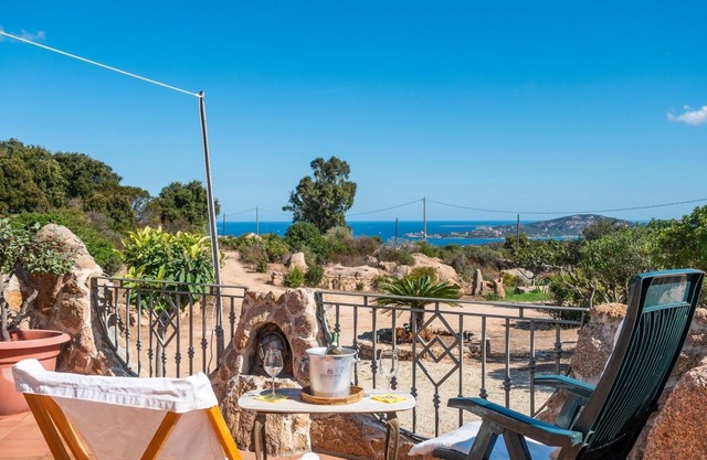 COSTA SMERALDA Chalet pareado con vistas al mar en la zona alta de Cannigione