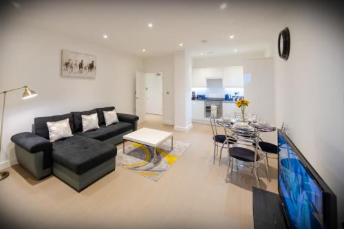 Cosy 1 Bed Apartment in Centre of St Albans - FREE Parking - 5 min walk to St Albans city centre & Railway station - Big Savings on Longer Stays!