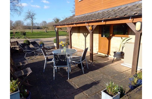 COSY 1 BEDROOM SNUG WITH PATIO AND COUNTRY VIEWS.