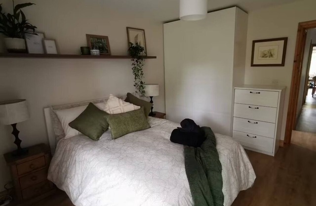 Cosy, 2-Bed 'Little Oasis' near CUH