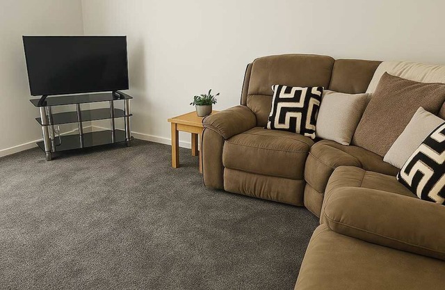 Cosy 2-Bed Retreat -10 Mins to City Centre