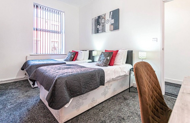 Cosy 3 Bedroom House in Leigh | Free WiFi & Parking | Long Stays Welcome