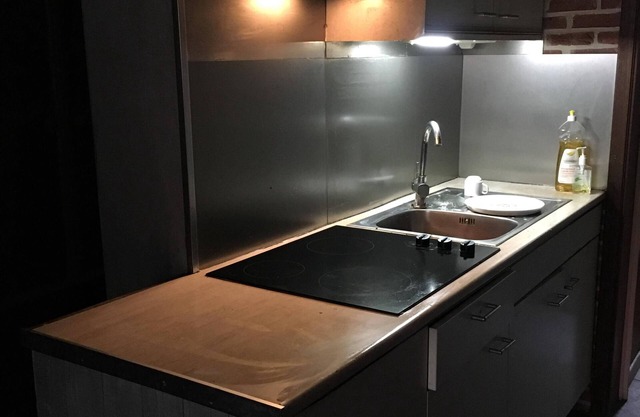 Habitación acogedora y sorprendente dentro de un apartamento