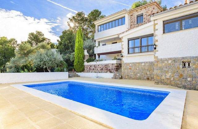 Acogedor apartamento en villa para 4 personas con WIFI, piscina, A/C, TV y terraza