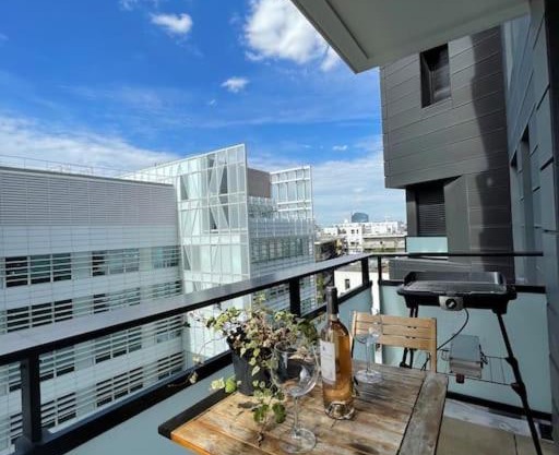 Cosy apart with balcony Eiffel Tower view