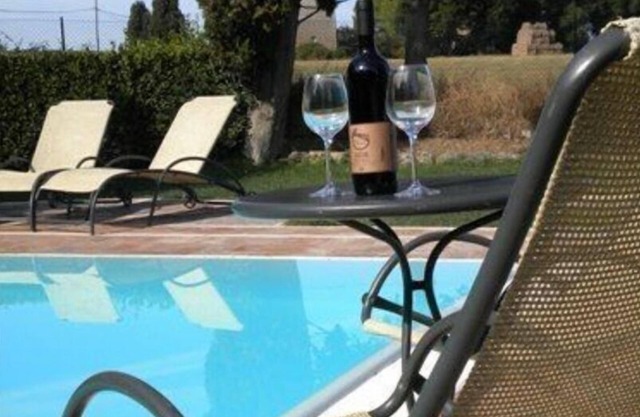 Bonito apartamento en villa para 2 personas con piscina, TV, patio y mascotas permitida