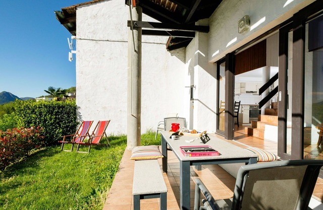 Acogedor apartamento con piscina, WIFI, TV, patio, mascotas permitida y vista panorámica