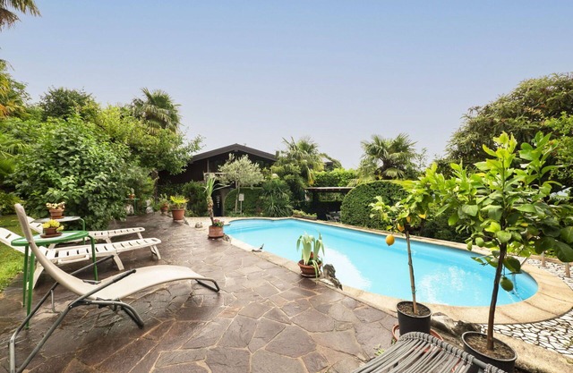 Acogedor apartamento para 4 personas con A/C, WIFI, piscina, TV, patio y mascotas permitida