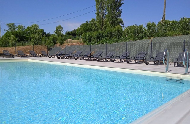 Hermoso apartamento en villa con piscina, internet, TV, terraza y mascotas permitida