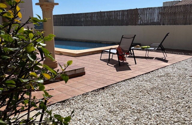 Acogedor apartamento en villa con A/C, piscina privada, WIFI, TV, terraza y mascotas permitida