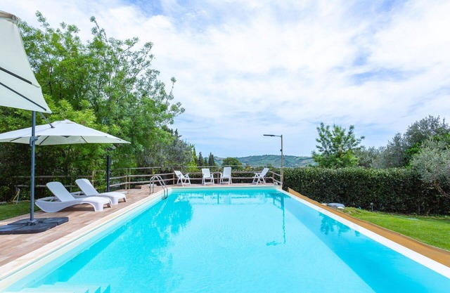 Bonito apartamento en villa para 12 personas con WIFI, piscina, TV, patio y mascotas permitida