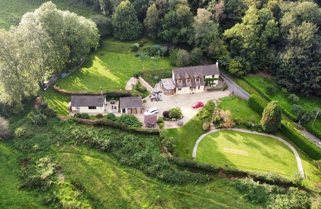 Cosy country cottage, sleeps 4 , pet friendly.