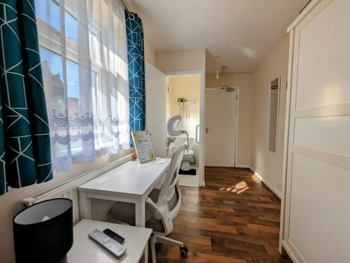 Cosy Double Room with private WC near Heathrow Airport