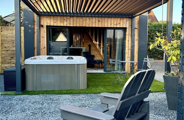Cosy escape in a small chalet 🏠 with outdoor jacuzzi!