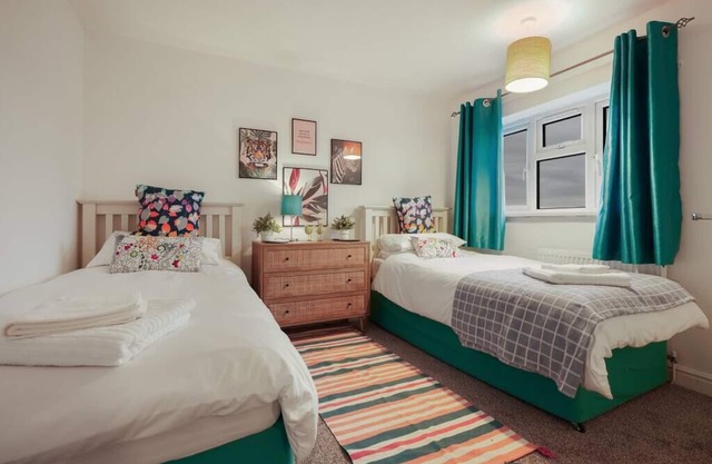 Cosy Full Home | Serviced Apt | Free Parking | Walk to Amenities