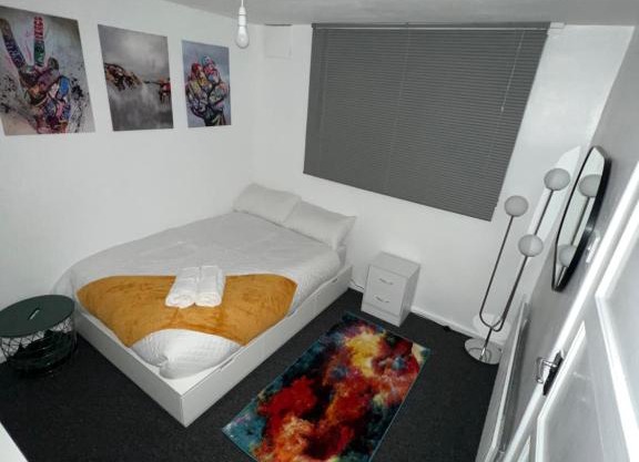 Cosy Hideaway Sleeps 4 w Free Parking