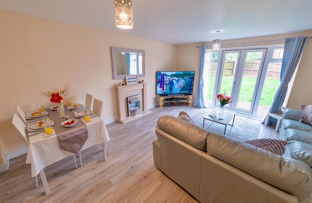 Cosy Home-Sleeps 5- Private Garden- Free Parking