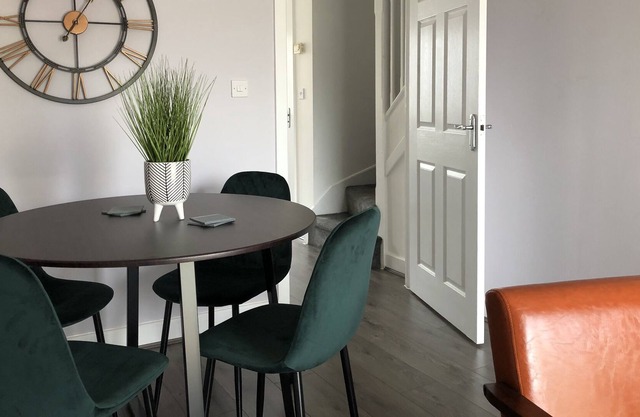 Cosy House │ RICOH │ M6 │ Sleeps 6 │ EMPOWER HOMES