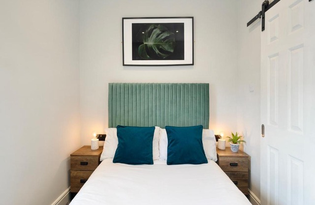 Cosy Modern Apartment With Free Parking
