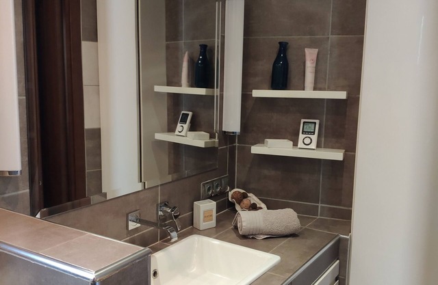 Cosy modern house with own garden and parking at Stegna Beach