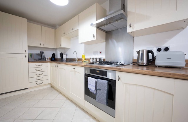 Cosy Modern House Sleeps 9 - En-suite and Parking